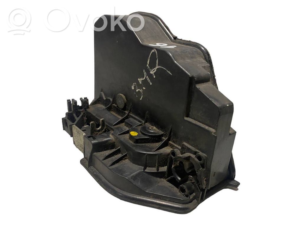 Priekšpusē slēdzene