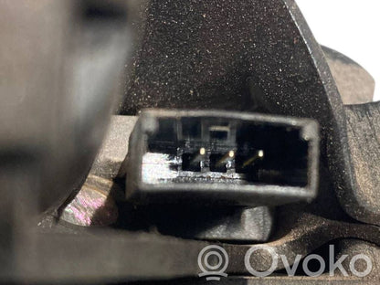 Aizmugurējā pārsega slēdzene