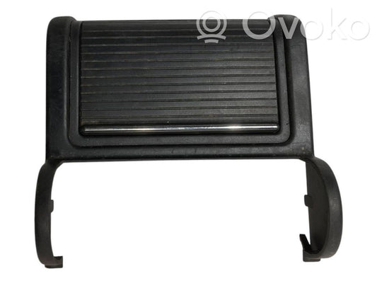 Pelnutrauks (aizmugurē)