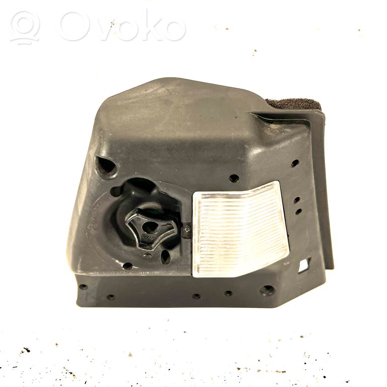 Держатель крышки заднего фонаря