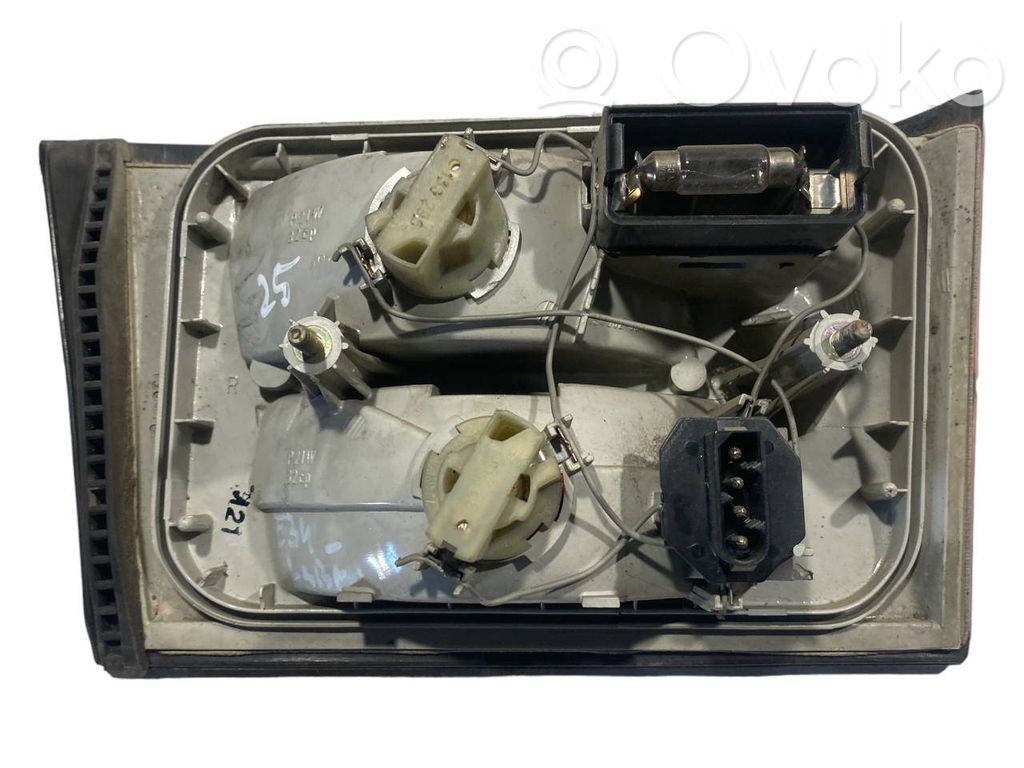 Aizmugurējais lukturis pārsegā