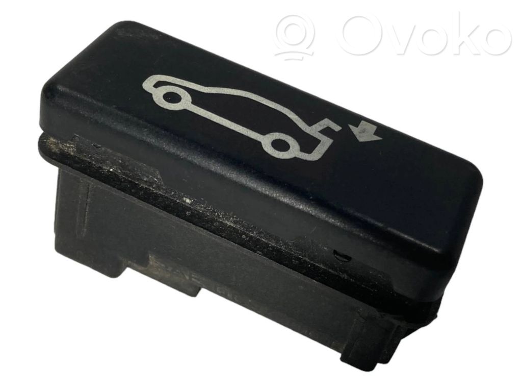 Aizmugurējo durvju aizvēršanas slēdzis