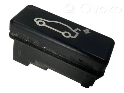 Aizmugurējo durvju aizvēršanas slēdzis