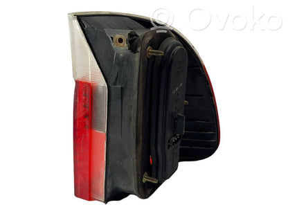 Задний фонарь в кузове