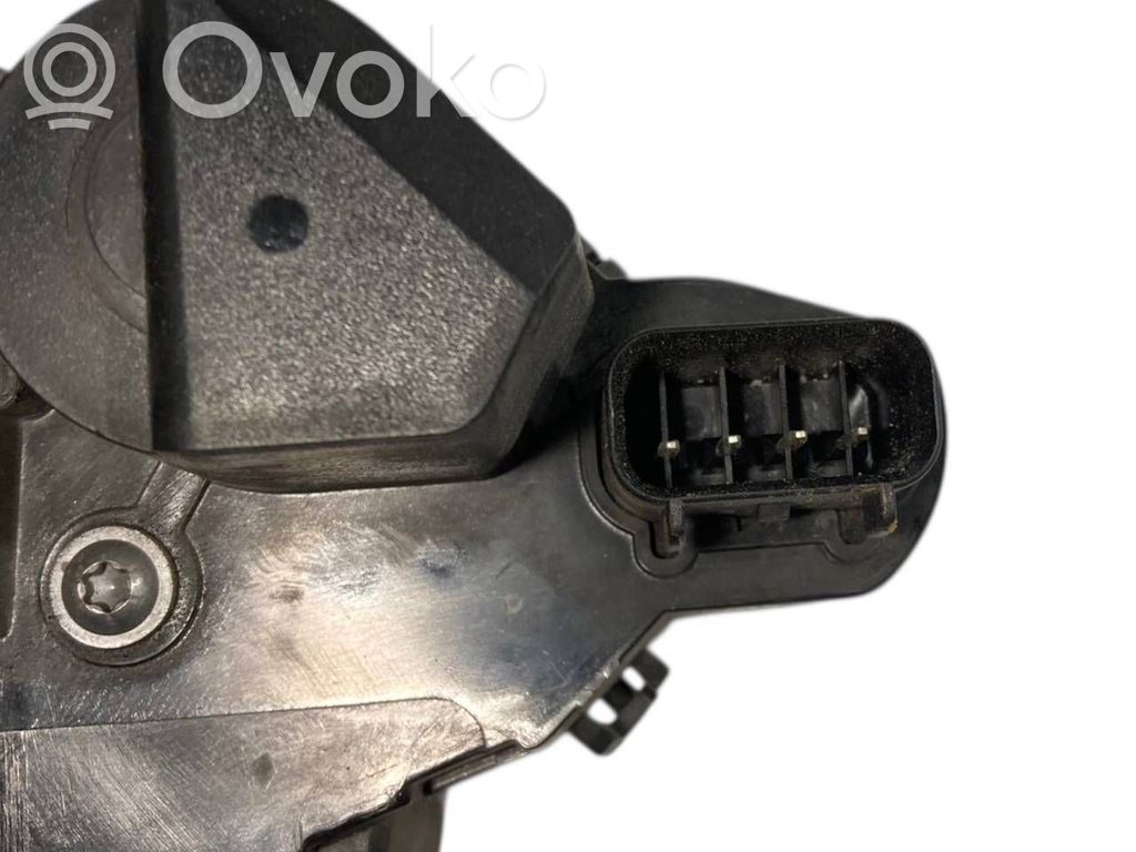 Priekšpusē slēdzene