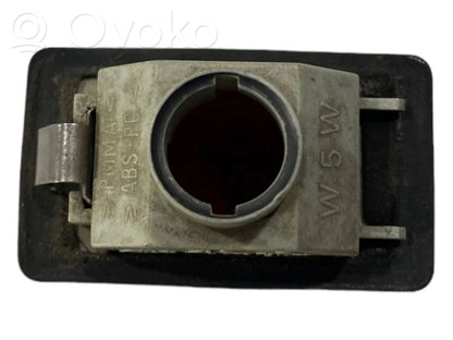 Aizmugurējo durvju apgaismojums (iekšpusē)