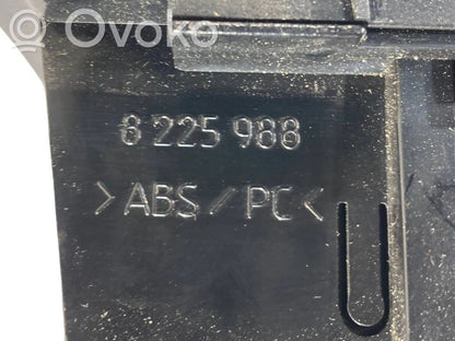 Pelnutrauks (aizmugurē)