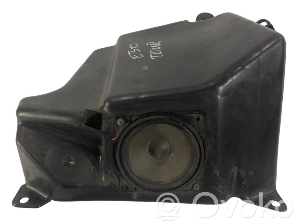 Skaļrunis (-i) aizmugurējā palodzē