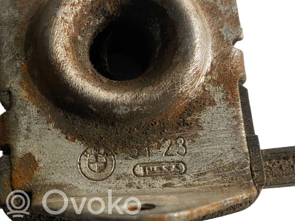 Dzinēja pārsega slēdzene