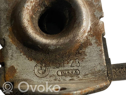 Dzinēja pārsega slēdzene