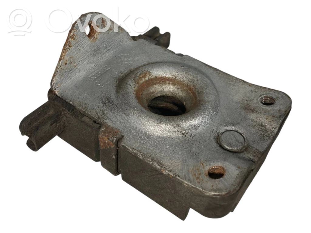 Dzinēja pārsega slēdzene