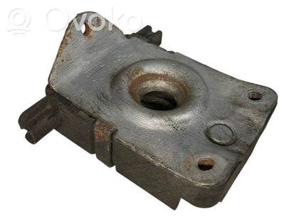 Dzinēja pārsega slēdzene