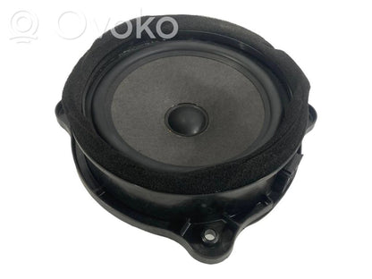 Динамик(и) в передней двери