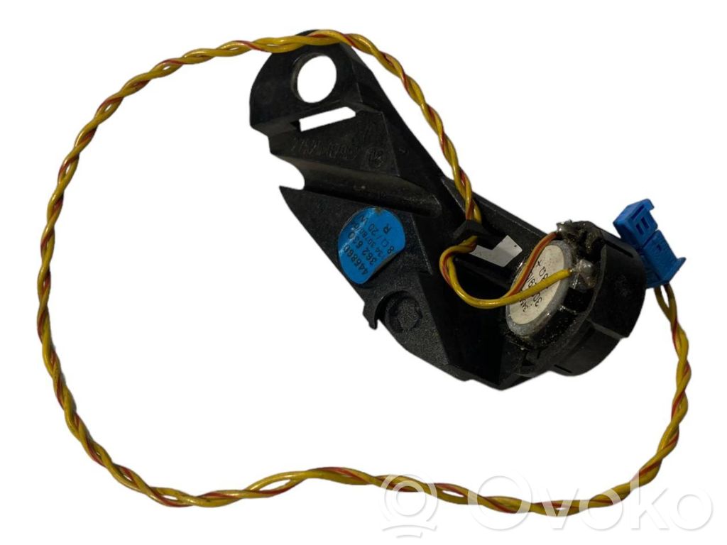 Skaļrunis (-i) priekšējās durvīs