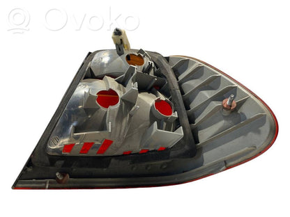 Aizmugurējais lukturis virsbūvē