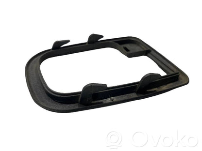 Priekšpusē durvju roktura vāciņš