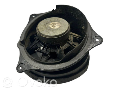 Skaļrunis (-i) pakaļējās durvīs