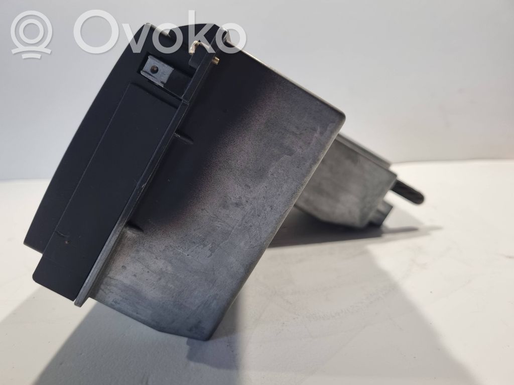 Radio / CD/DVD atskaņotājs / navigācija