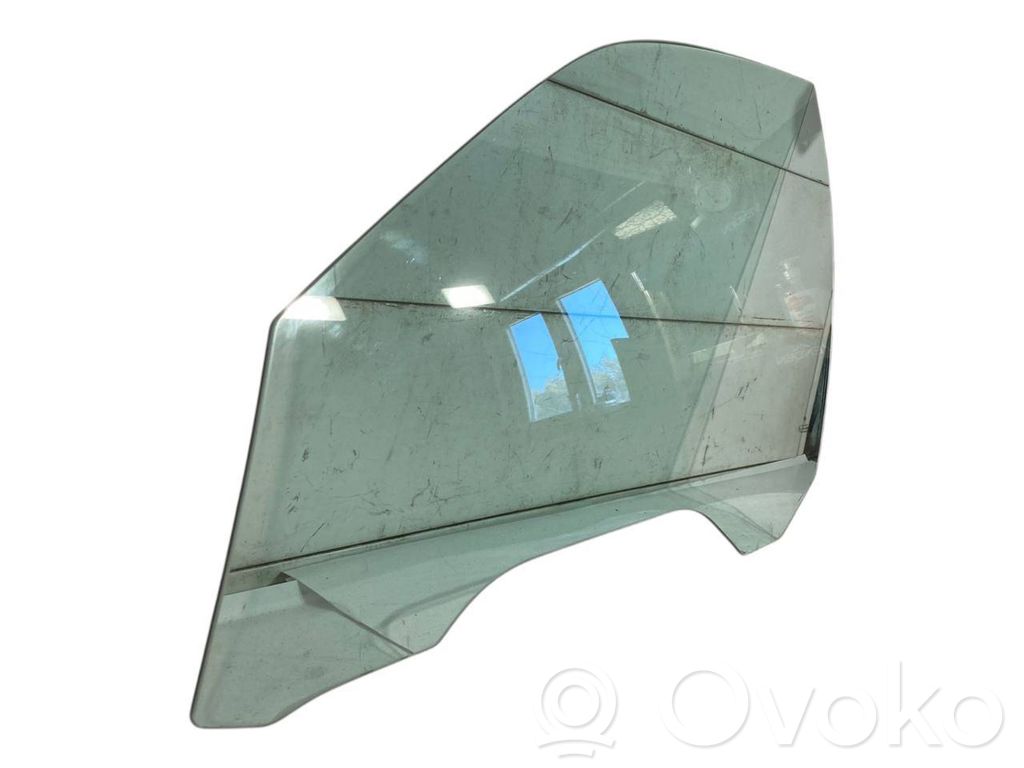 priekšējo durvju stikls (četrdurvju mašīnai)