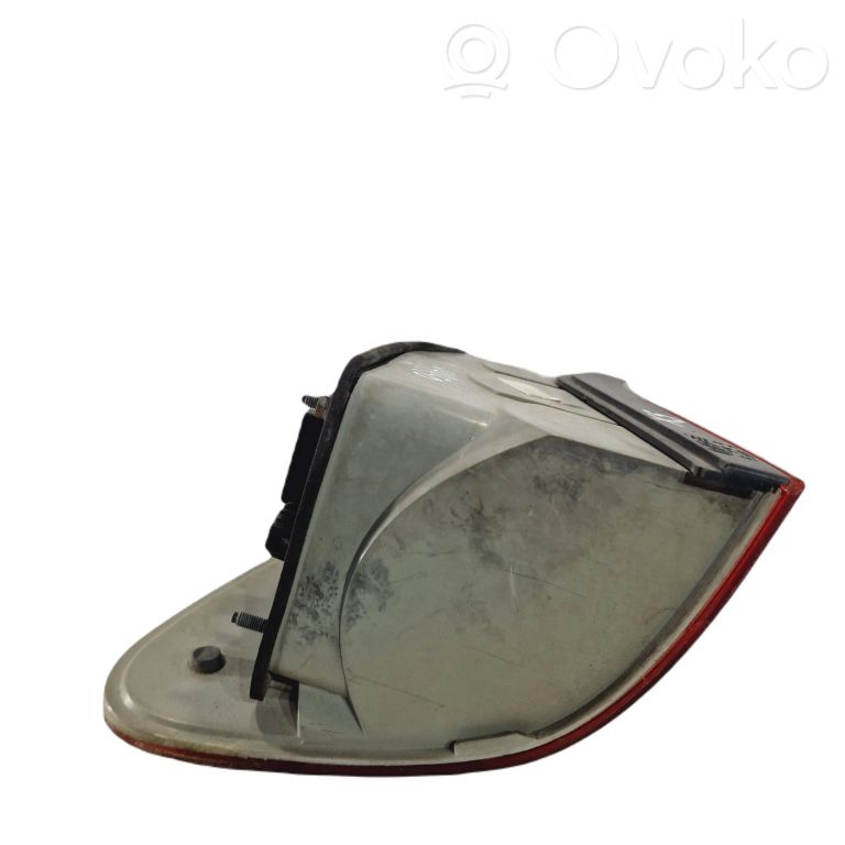 Aizmugurējais lukturis virsbūvē