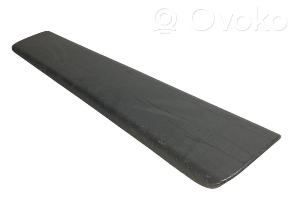Priekšpusē durvju dekoratīvā apdare (moldings)