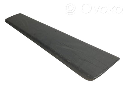 Priekšpusē durvju dekoratīvā apdare (moldings)