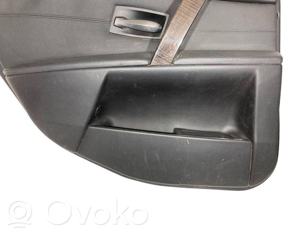 Apšuvums aizmugurējām durvīm