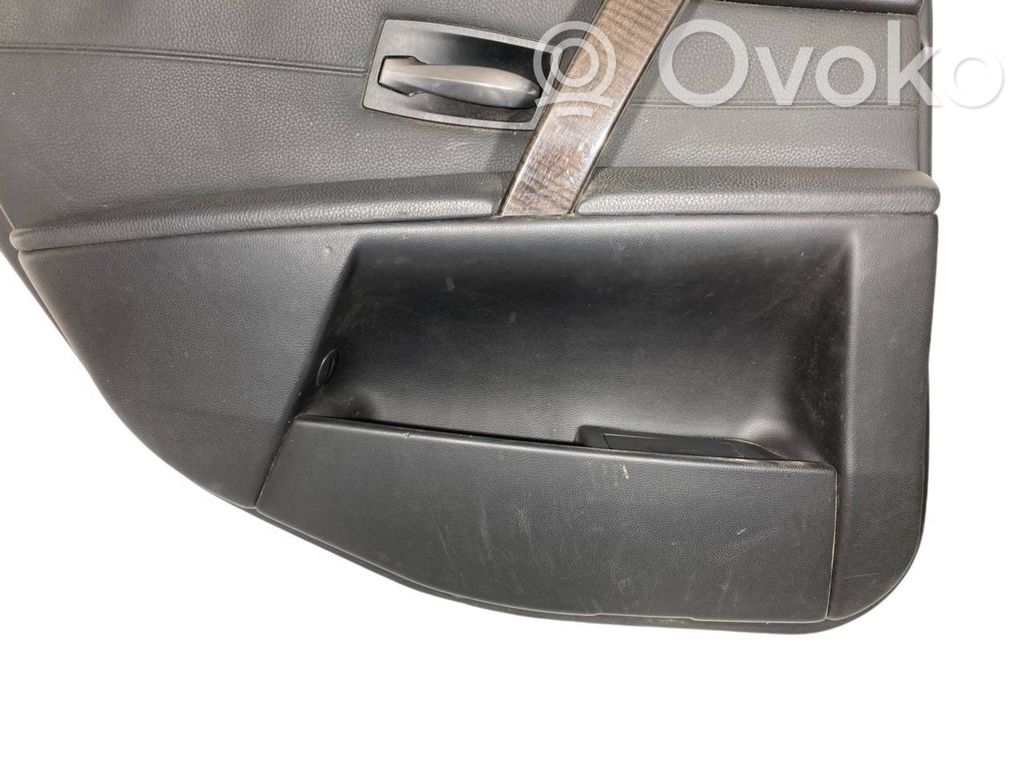 Apšuvums aizmugurējām durvīm