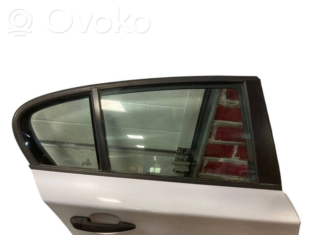 Aizmugurējās durvis