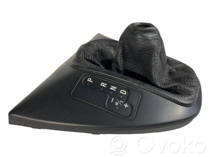 Ātrumu pārslēgšanas sviras dekoratīvā apdare (plastmasas)