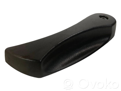 Dzinēja pārsega attaisīšanas rokturītis