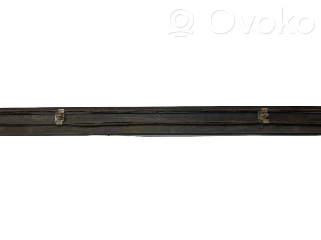 Priekšpusē durvju dekoratīvā apdare (moldings)