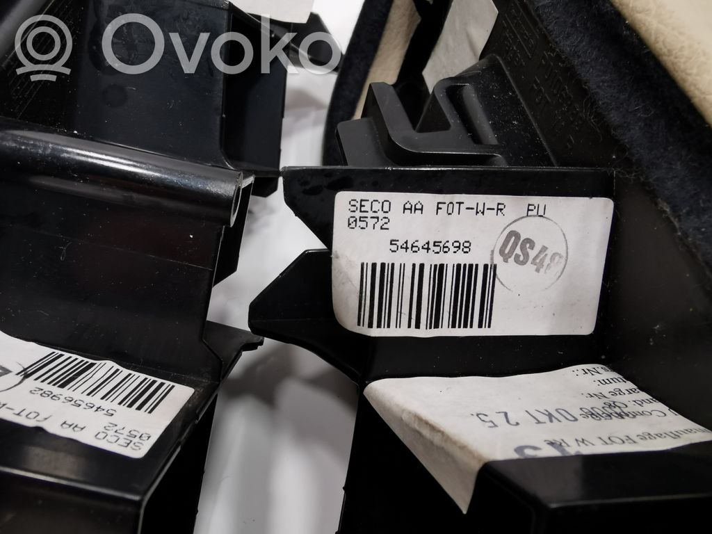 Priekšpusē mantu nodalījums durvīs