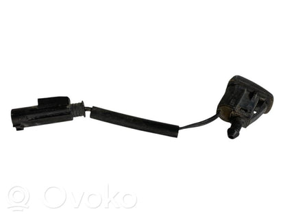 Mazgāšanas šķidruma smidzinātājs (-i) priekšējam logam