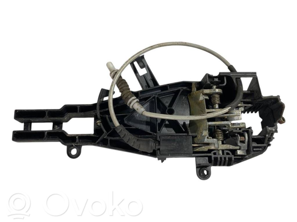 Priekšpusē turētājs / kronšteins ārējam atvēršanas rokturim