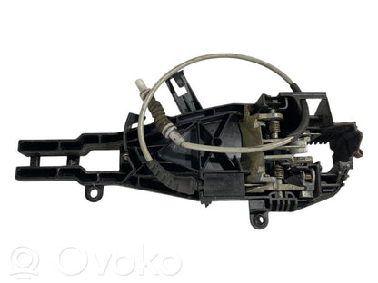 Priekšpusē turētājs / kronšteins ārējam atvēršanas rokturim