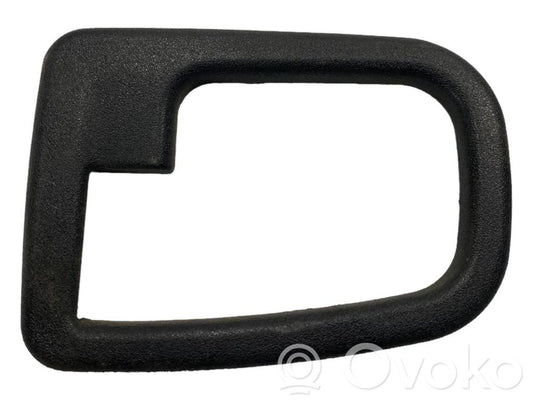 Priekšpusē durvju roktura vāciņš