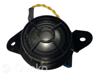 Augsto frekvenču skaļrunis (-i) priekšējās durvīs