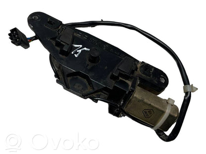 Aizmugurējā pārsega pievilcējs