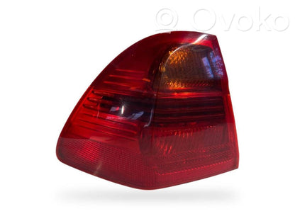 Aizmugurējais lukturis virsbūvē