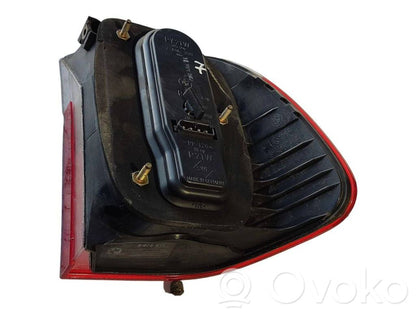 Aizmugurējais lukturis virsbūvē