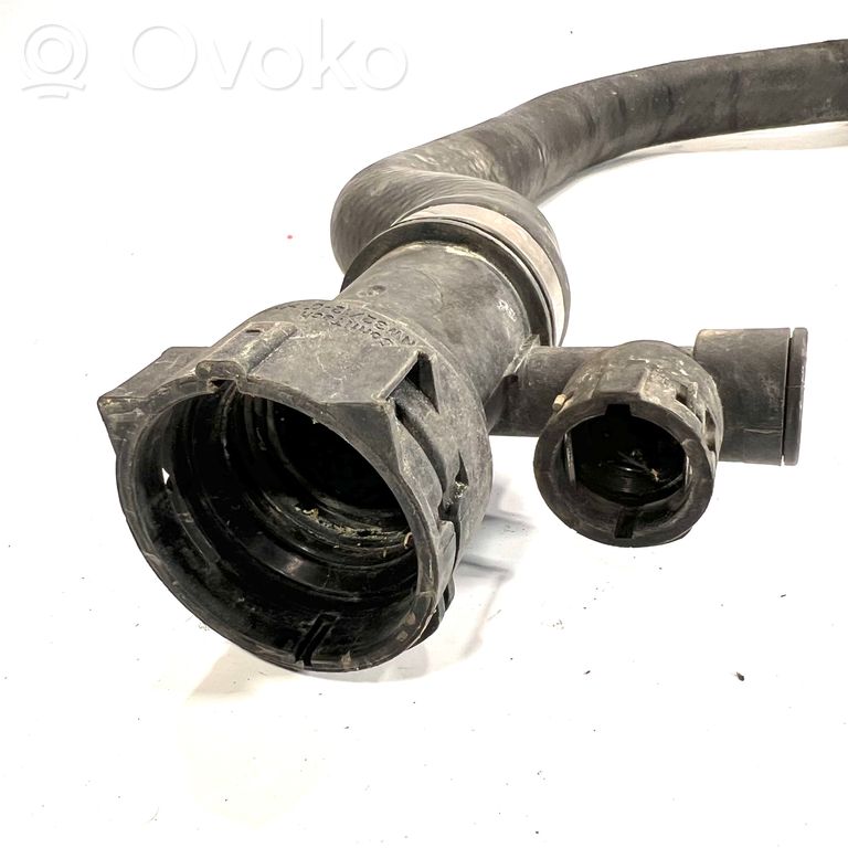 Caurulīte (-es) / šļūtene (-es)