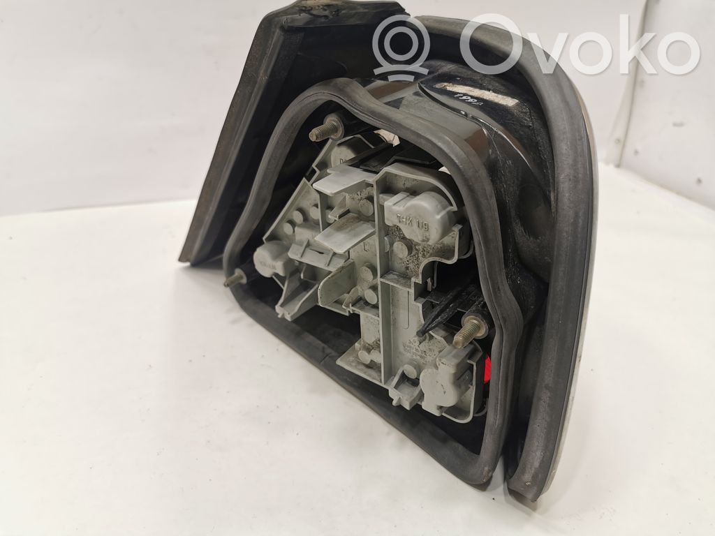 Aizmugurējais lukturis virsbūvē