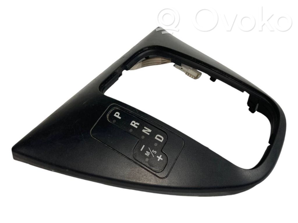 Ātrumu pārslēgšanas sviras dekoratīvā apdare (plastmasas)