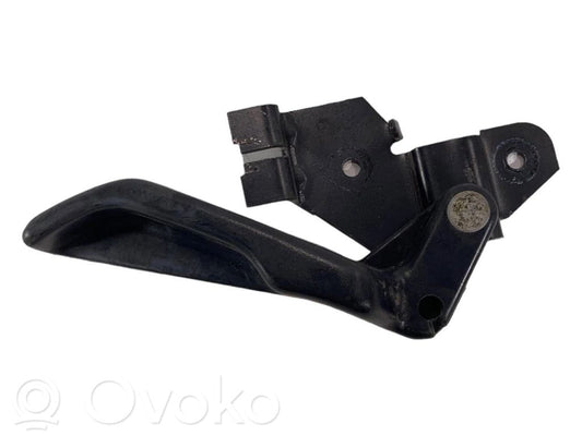 Dzinēja pārsega attaisīšanas rokturītis