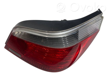 Aizmugurējais lukturis virsbūvē