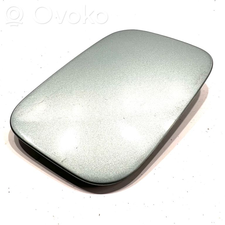 Dekoratīvā apdare pie degvielas tvertnes vāciņa