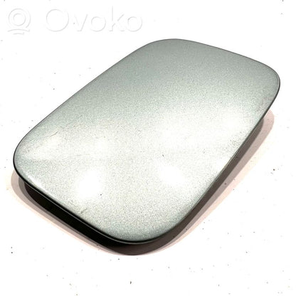 Dekoratīvā apdare pie degvielas tvertnes vāciņa