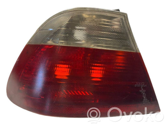 Aizmugurējais lukturis virsbūvē