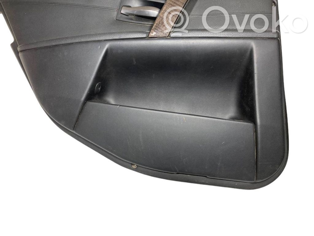 Apšuvums aizmugurējām durvīm